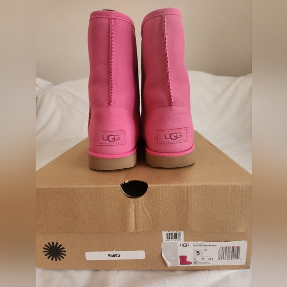 UGG Kids Classic Short II Waterproof Boots Barbie Pink Azalea US Size 5 NIB - Picture 2 of 5